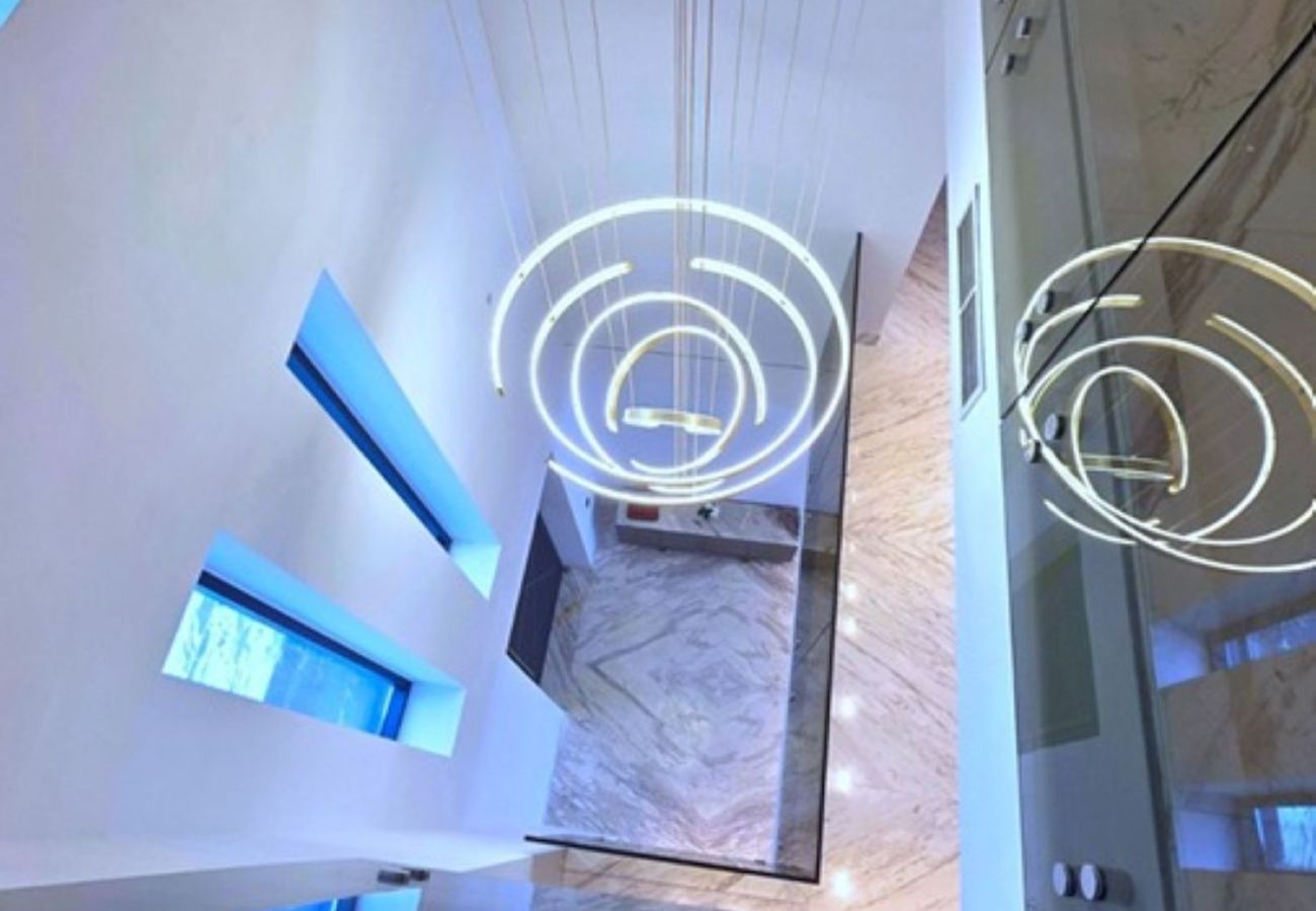 Villa in Dubai - Frond G4