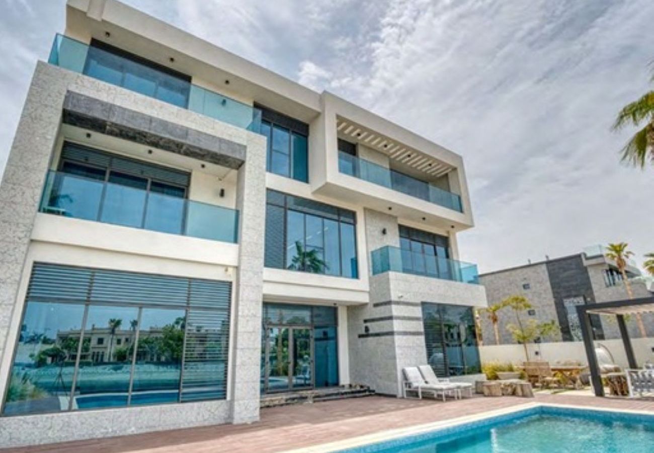 Villa in Dubai - Frond G4
