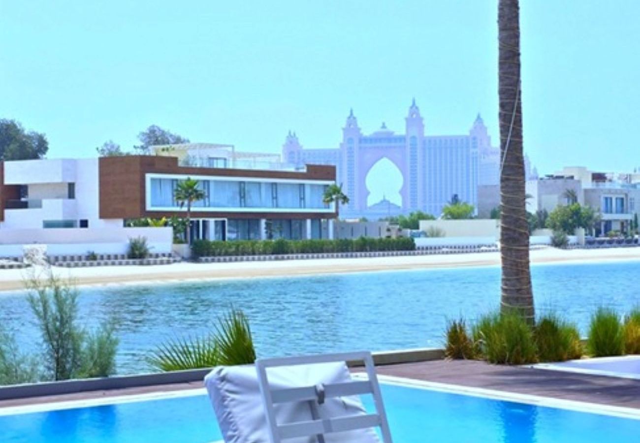 Villa in Dubai - Frond G4
