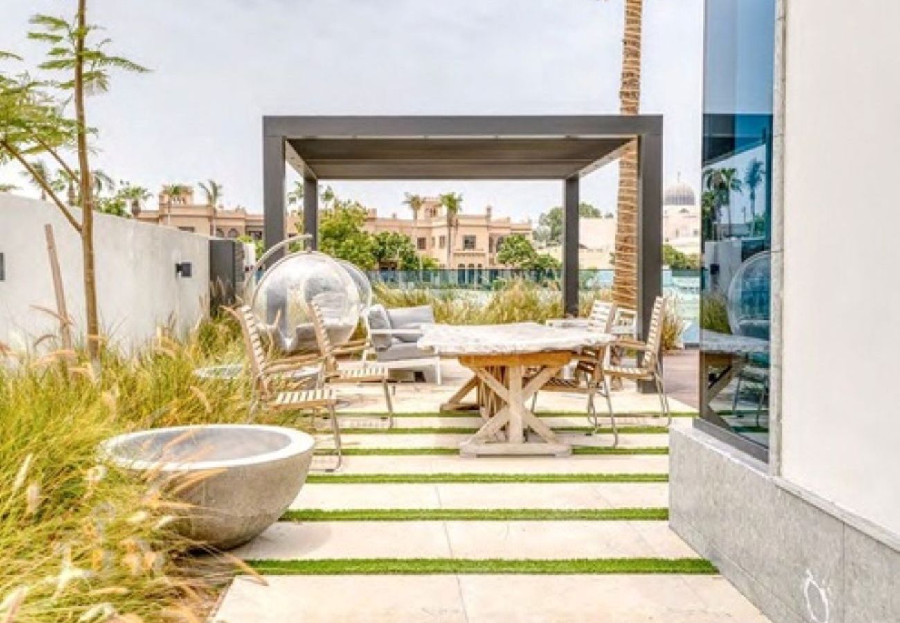 Villa in Dubai - Frond G4